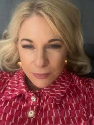 Bette Stark's Instagram, Twitter & Facebook