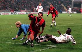 #bayer04 unterstützt die ehrenamtliche obdachlosenhilfe die geschenkboxen mit spendenartikeln des täglichen bedarfs wurden letztes wochenende beim „kältegang leverkusen verteilt. Comunio History Ulf Kirstens Hattrick Gegen Den Fc Bayern Munchen
