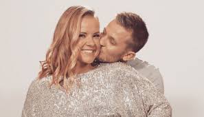 Programledere er katrine moholt og anders hoff. Helene Olafsen Og Dansekjaeresten Jorgen Nilsen Venter Barn