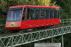 De plaats trekt veel toeristen, vooral vanwege de bijzondere middeleeuwse architectuur. 61 028 Lugano Paradiso M San Salvatore Lugano Standseilbahn
