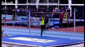 Hoogspringen is een atletiekonderdeel, waarbij het de bedoeling is over een tussen twee staanders bevestigde lat te springen.deze lat wordt steeds hoger geplaatst, en de winnaar is de persoon die over de hoogst gelegde lat gesprongen is. Mutaz Essa Barshim Uber 2 41m Asienrekord Video Hosl S Blog Uber Leichtathletik