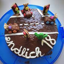 Wie ihr sie nach einfachem rezept ganz ohne backen selber pimpen könnt, seht ihr auf unserem magazin www.kuchenkult.de #geburtstagstorte #18 #geburtstag #schokotorte. Endlich 18 Kuchen Zum 18 Geburtstag Mit Verzierung Fuhrerschein Geburtstag Kuchen Cars Kuchen Kuchen Geburtstag