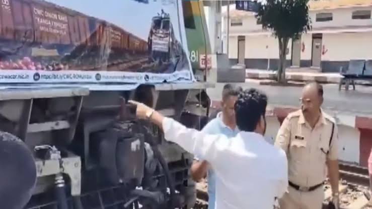 Maharashtra farmers stop 'Onion Express' at Lasalgaon over rotten onion allegations; India's retail inflation hits 4.45% in July on food prices
