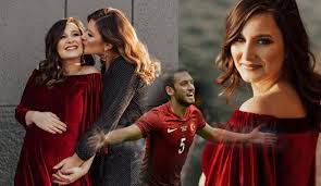 Hakan çalhanoğlu, 8 şubat 1994 tarihinde almanya'nın mannheim kentinde dünyaya gelmiştir. Sinem Gundogdu Kimdir Haberleri Yasemin