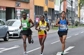 Der bräutigam in einem schwarzen anzug ohne perücke, die braut in einem weißen kleid mit schleier und handschuhen. Mickie Krause Beim Marathon Mit Gewohnter Frisur Mit Perucke Creative Commons Bilder