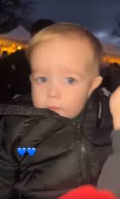 Hugo & Sierra switching the Xmas🎄lights