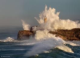 Foto De Marina Cano La Fuerza Del Mar Cantabrico En Santander Cantabria Costa Coast Spain Travel Faro De Luz Faro Fotos