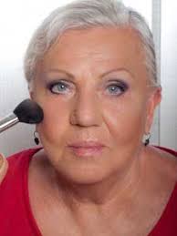 Fältchen lassen sich zwar nicht unsichtbar machen. Schminken Make Up Fur Reife Haut Ab 50 60 So Geht S