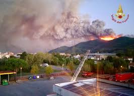Come riferito dai vigili del fuoco si è trattato di un incendio di bobine di materiale plastico adibiti a copertura di coltivazioni all'interno di un'azienda agricola. Vasto Incendio Nel Pisano Provocato Da Una Mano Criminale Circa 600 Ettari In Fiamme