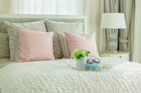 Mit unseren newslettern bist du immer up to date! Gemutliches Schlafzimmer Mit Buch Und Leselampe Auf Nachttisch Stockfoto Bild Von Kondominium Sauber 69398544