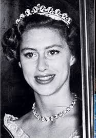 Nov 11, 2019 · before meghan markle and kate middleton were the resident royal cool girls, queen elizabeth was serving looks. Princess Margaret The Queen S Younger Sister Wearing Halo Scroll Tiara She Looks Amazing Here Great Picture Prinzessin Margaret Prinzessin Tiara