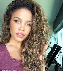 Andrea Brooks Shares Humiliation Saving Fashion Hacks Daily Mail Online Curly Balayage Hair Curly Hair Styles Balayage Hair