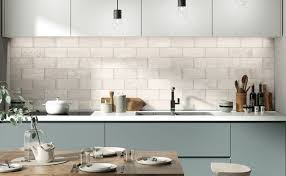 Le carrelage adhésif se pose presque partout, de la plaque de plâtre au carrelage, en passant par un mur peint. Carrelage Cuisine Des Modeles Tendance Pour La Cuisine Cote Maison