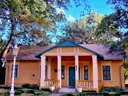 Sebelum mendirikan sebuah rumah tentu saja perencanaan sangat penting. Gambar Vila Tamu Turis Pariwisata Art Deco Gaya Arsitektur Vintage Tengara Perkebunan Rumah Besar Pondok Pohon Menanam Daerah Perumahan Penglihatan Rumah Bersejarah Bangunan Struktur Luar Ruangan Atap Rumah Petani Rumah Milik