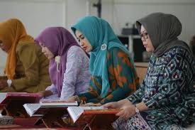 Agar terasa lebih mudah, kita bisa membagi bacaan menurut jumlah ayat. Tutup Program Khatam Al Qur An Ini Pesan Thia Yufada Detik Sumsel