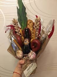 как сделать букет из пива и закуски своими руками Bouquet With Beer Buket S Pivom Vobloj Kolbaskami Percem Lukom Syrom I Oreshkami Sedobnye Kompozicii Sedobnye Podarki Svoimi Rukami Buket