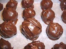 Fameuse Boule Aux Choco Peanut 1 Tasse Beurre D Arachide 1 Tasse Cereale Rice Kripies 1 Tasse Sucre A Glacer 1 1 2 Tasse Candy Desserts Desserts Cake Desserts