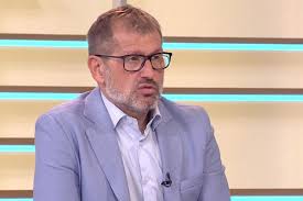 Direktor policije vladimir rebić izjavio je večeras da policija kontroliše situaciju ispred skupštine srbije, gde je u toku protest građana nezadovoljnih najavom novih mera protiv pandemije koronavirusa. Zasto Vladimira Rebica Nije Bilo Na Konferenciji Povodom Hapsenja Velje Nevolje Telegraf Rs