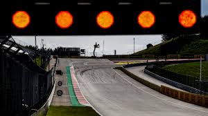 Ein bus hat am donnerstag die. Formel 1 Startet Wieder Zur Vollen Stunde Kicker