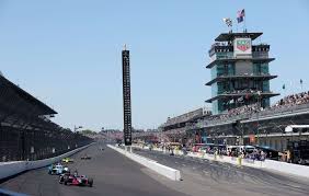 As 500 milhas de indianápolis são realizadas anualmente no indianapolis motor speedway , um circuito oval de 4 km. Lne8xtoatky2am