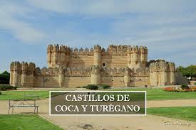 El castillo de coca se erige en un meandro junto a un escarpe del río voltoya, al suroeste de esta población segoviana, una situación en un extremo del núcleo urbano que respondería a razones estratégicas, pues en el periodo de constantes revueltas nobiliarias y entre la propia familia real que protagonizaron los reinados de juan ii, enrique iv y los reyes católicos, la construcción. Recorriendo Los Castillos De La Provincia De Segovia Coca Y Turegano