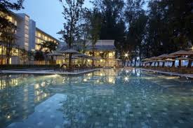 The hotel is highly recommended for its food and also offers a pool, library, and wellness services. Lone Pine Hotel In Penang Book A Hotel