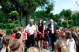 Dueren Magazin De Duren Schulhof Mit Arche Grunem Klassenzimmer Tipis Und Fussballplatz