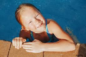 Visualizza altre idee su bambino capelli rossi, capelli rossi, . Carino Adorabile Ragazza Dai Capelli Rossi Con Lentiggini Nuoto In Foto D Archivio Crushpixel