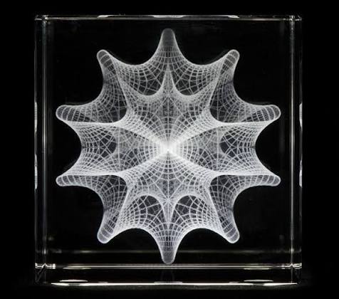 Las variedades Calabi-Yau, las posibles formas de las seis dimensiones  espaciales compactas ocultas en el universo cuántico En la física teórica,  las variedades Calabi-Yau son espacios matemáticos que representan las seis  dimensiones