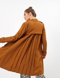 It has been used as a color name in english since 1848 when it was first introduced as a military uniform. Camelbrauner Trenchcoat Mit Plissiertem Rucken I Code Ikks Bekleidung I Code Mode