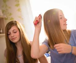 Wie wählt man die perfekte frisur 2021? Fettige Haare Im Teenie Alter Diese Tipps Reduzieren Talg Famigros
