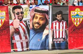 العراق والأردن كما يوجد بها بعض المرتفعات الجبلية مثل جبال طويق والعارض وأجا وسلمى، أما صحراء الربع الخالي فهي تشكل الجزء الجنوبي الشرقي من المملكة وهي منطقة صحراوية. Wsj ÙƒÙŠÙ Ø­ÙˆÙ„ Ø¢Ù„ Ø§Ù„Ø´ÙŠØ® Ù†Ø§Ø¯ÙŠ Ø£Ù„Ù…ÙŠØ±ÙŠØ§ Ø¥Ù„Ù‰ Ù‡ÙˆØ§ÙŠØ© Ø´Ø®ØµÙŠØ© Ù„Ù‡