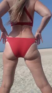 Orinar en bikini rojo en la playa con FrauleinP, FrauleinP por Froilein P:  Video Porno Mear, Mamá, Solitario | Faphouse