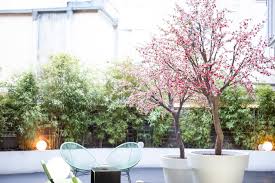 Decorar con plantas artificiales es una alternativa perfecta si no tenemos tiempo o ganas de cuidar plantas naturales. Decoracion De Terrazas Y Exteriores Con Plantas Artificiales