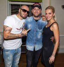 Speváčka dara rolins (45) žiari šťastím už viac ako 6 rokov po boku rapera patrika rytmusa vrbovského (41). Rytmus Gabriel Lovas Dara Rolins Backstage Together With Flickr