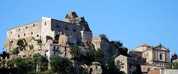 Il centro storico di napoli, tra chiese in rovina e graffiti. Castiglione Di Sicilia Borghi Italia Tour Network