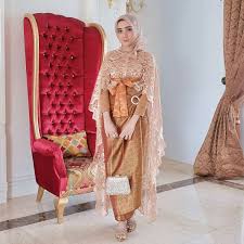Salah satu jenis pakaian yang biasanya menggunakan kain batik untuk membuatnya adalah jenis baju gamis atau longdress. 30 Model Gamis Batik Kombinasi Polos Brokat Modern Blazer