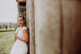 Maybe you would like to learn more about one of these? Wedding Island Im Vintage Brautkleid Auf Ultraviolet Wiese