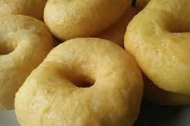 Donat merupakan sejenis kue yang pembuatanya cukup unik, yaitu di buat bulat seperti roda mobil.he.e. Coba Bikin Donat Kentang Empuk Ala Rumahan Yuk Money Id
