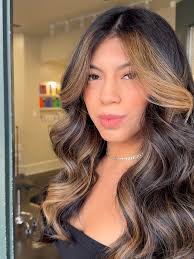 Luxury bob- Meredith Blake edition 💛 When I have a blonde client that  naturally lifts perfect, I always reach for @wellahairusa Shinefinity to  take it next level! They never over tone, always