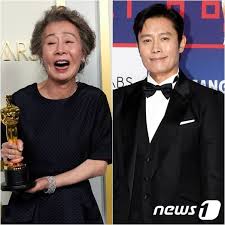 윤여정 정도 되는 나이가 되면 보통은 특유의 '할머니 룩' 을 입고. Erxgne4syxbetm