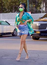 Water is dripping from that leaky faucet. Rihanna Drips In Gold And Struts In High Heels To Pick Up Groceries From The Store Aktuelle Boulevard Nachrichten Und Fotogalerien Zu Stars Sternchen