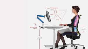 Stuhl mit armlehnen beim computerarbeitsplatz. Das Hauptproblem Ist Das Dauersitzen Gesundheit