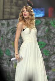 Pin By Vera Lai On Taylor In 2020 Taylor Swift Fearless Taylor Swift Street Style Taylor Swift