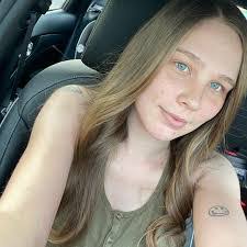 Amanda Estridge's Instagram, Twitter & Facebook