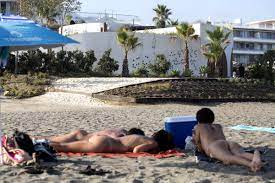 Por que os nudistas estão sendo expulsos das praias da Espanha » Os  Naturistas