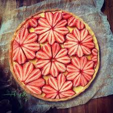 1 Ou 2 Que Pensez De Ces Dressages De Tarte De Amandinechaignot Vous Etes Plus Tarte Aux Fraise Decoration Tarte Tarte Aux Fraises Cuisine Et Boissons