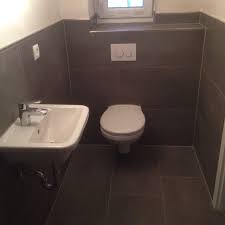 Details aus hochwertigem holzkunststoffverbundmaterial sind wandfliesen beliebte materialien. Gaste Wc Mit Dusche Wintersohle Fliesendesign Fliesenleger Aus Bruhl