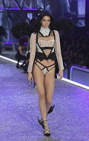 In the clip, kendall jenner answers a call from caitlyn jenner and she is not happy at all. Victoria S Secret Stars Suffer Wardrobe Malfunctions As Gigi Hadid S Bra Pops Opens And Irina Shayk And Adriana Lima Flash Their Bums On The Runway