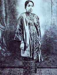 Baju kurung merupakan blus selutut yang dikenakan di atas rok panjang atau sarung. 15 Trend Terbaru Kedah Baju Tradisional Melayu Perempuan Polly Bussell